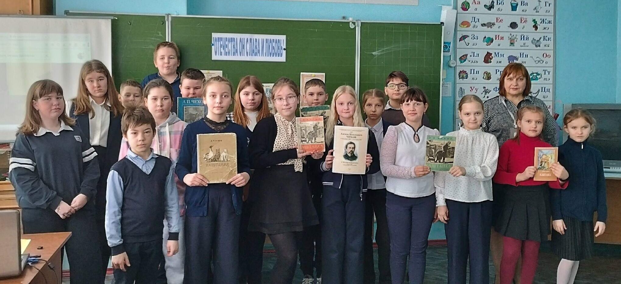 В библиотеке прошел литературный час «Отечества он слава и любовь»